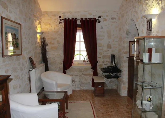 Chateau Isabeau De Naujan Hotel