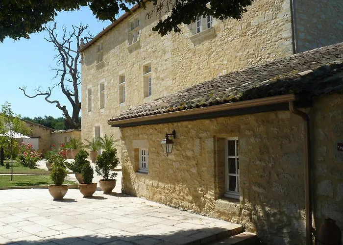 Chateau Isabeau De Naujan Hotel